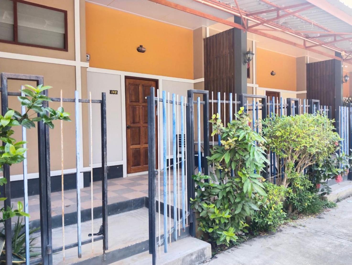 Bann Lhong Rak Pensión 2*